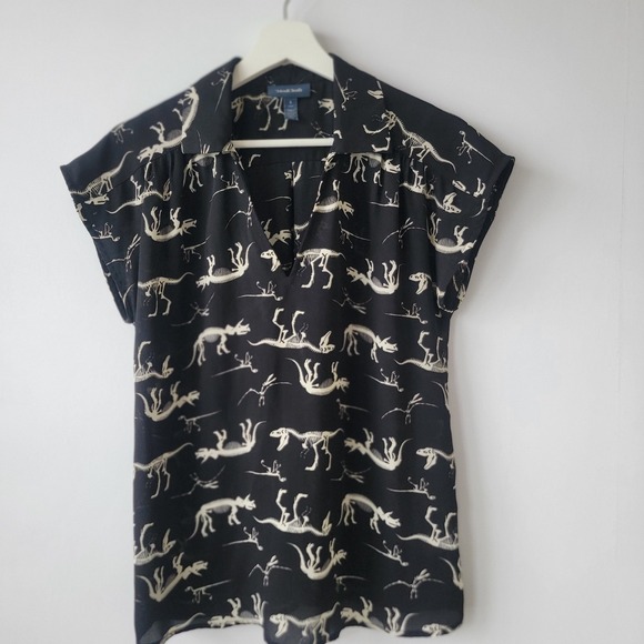 Modcloth Tops - ModCloth women's dinosaur skeleton print top size s short-sleeve V-neck